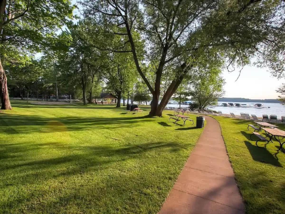 Top Floor Luxury, Sauna, Private Pool, Lake Bellaire Beach, 5 Beds, 4 Full Bath Kültér fotó