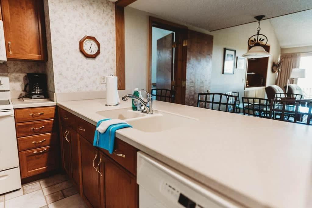 Top Floor Luxury, Sauna, Private Pool, Lake Bellaire Beach, 5 Beds, 4 Full Bath Kültér fotó