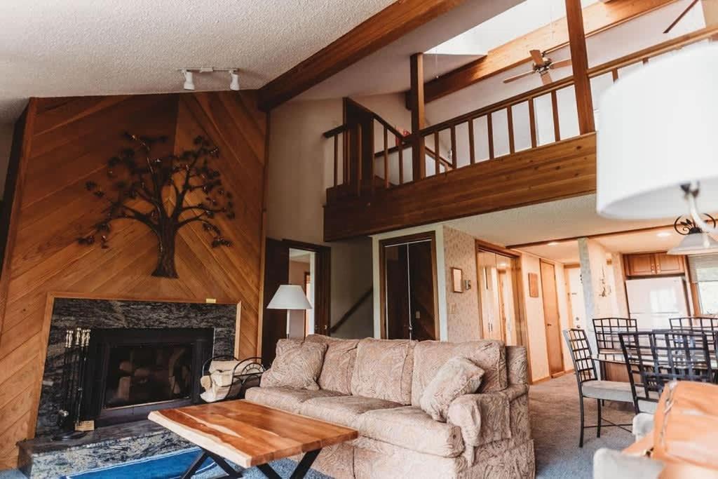 Top Floor Luxury, Sauna, Private Pool, Lake Bellaire Beach, 5 Beds, 4 Full Bath Kültér fotó