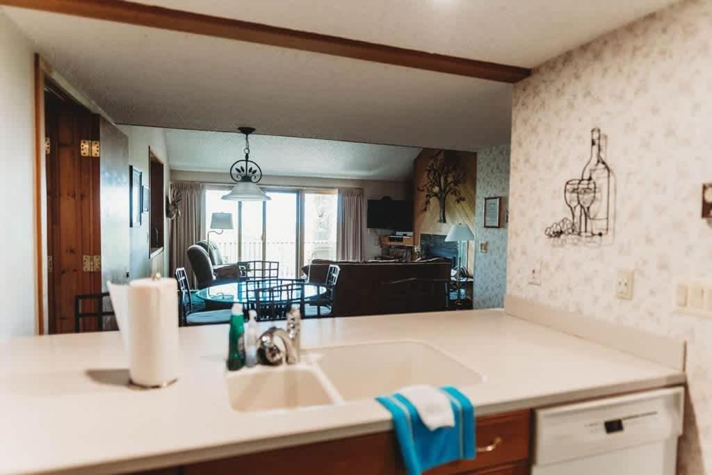 Top Floor Luxury, Sauna, Private Pool, Lake Bellaire Beach, 5 Beds, 4 Full Bath Kültér fotó