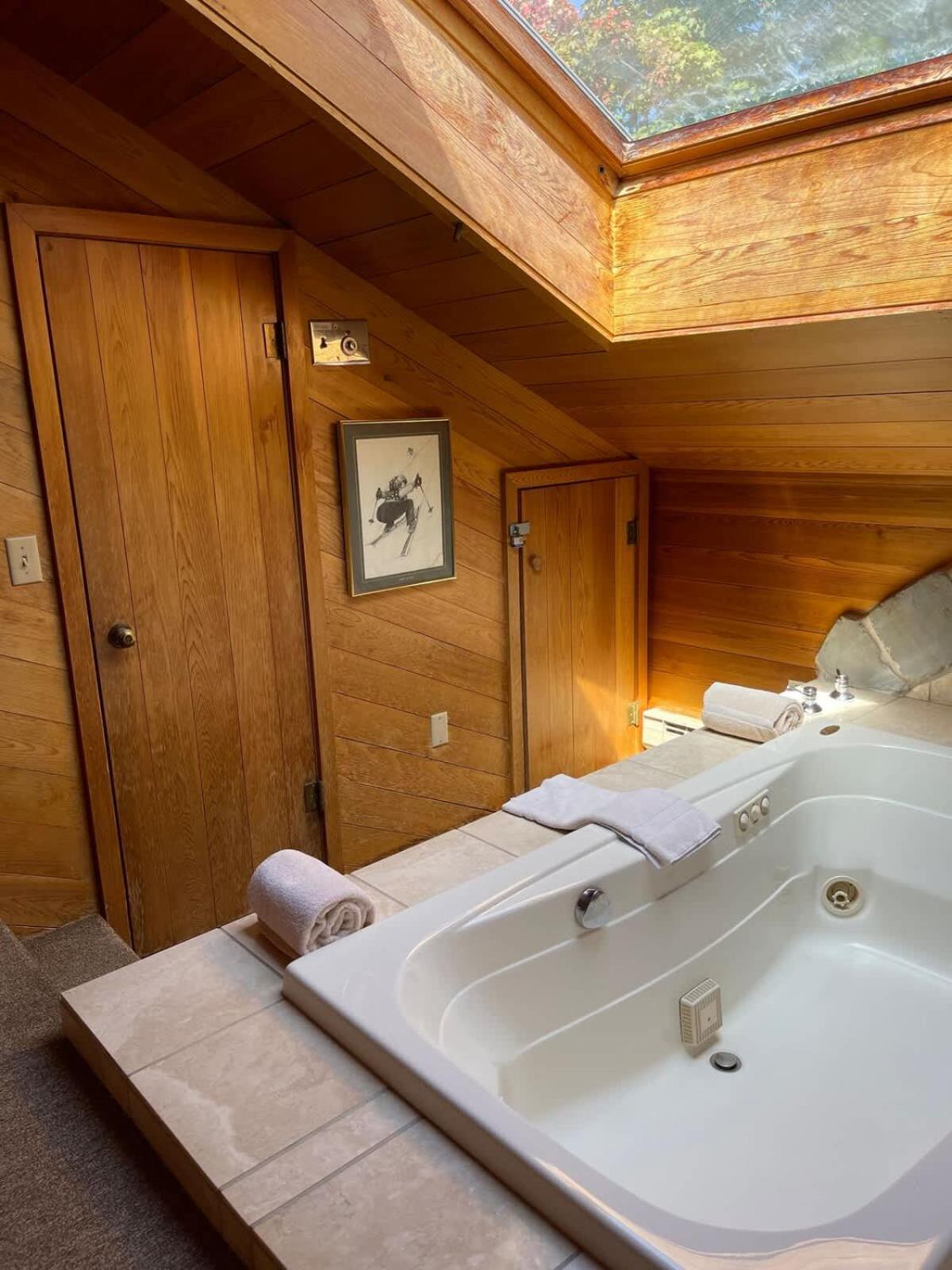 Top Floor Luxury, Sauna, Private Pool, Lake Bellaire Beach, 5 Beds, 4 Full Bath Kültér fotó