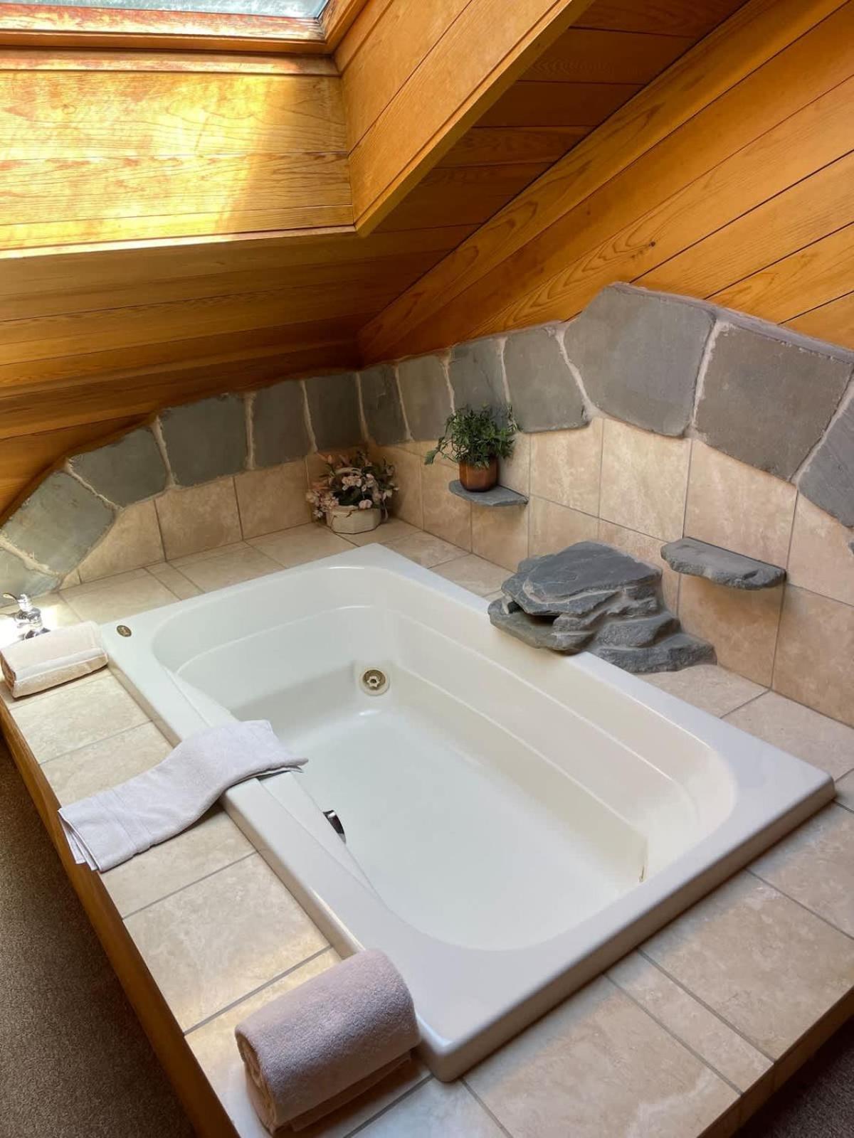 Top Floor Luxury, Sauna, Private Pool, Lake Bellaire Beach, 5 Beds, 4 Full Bath Kültér fotó