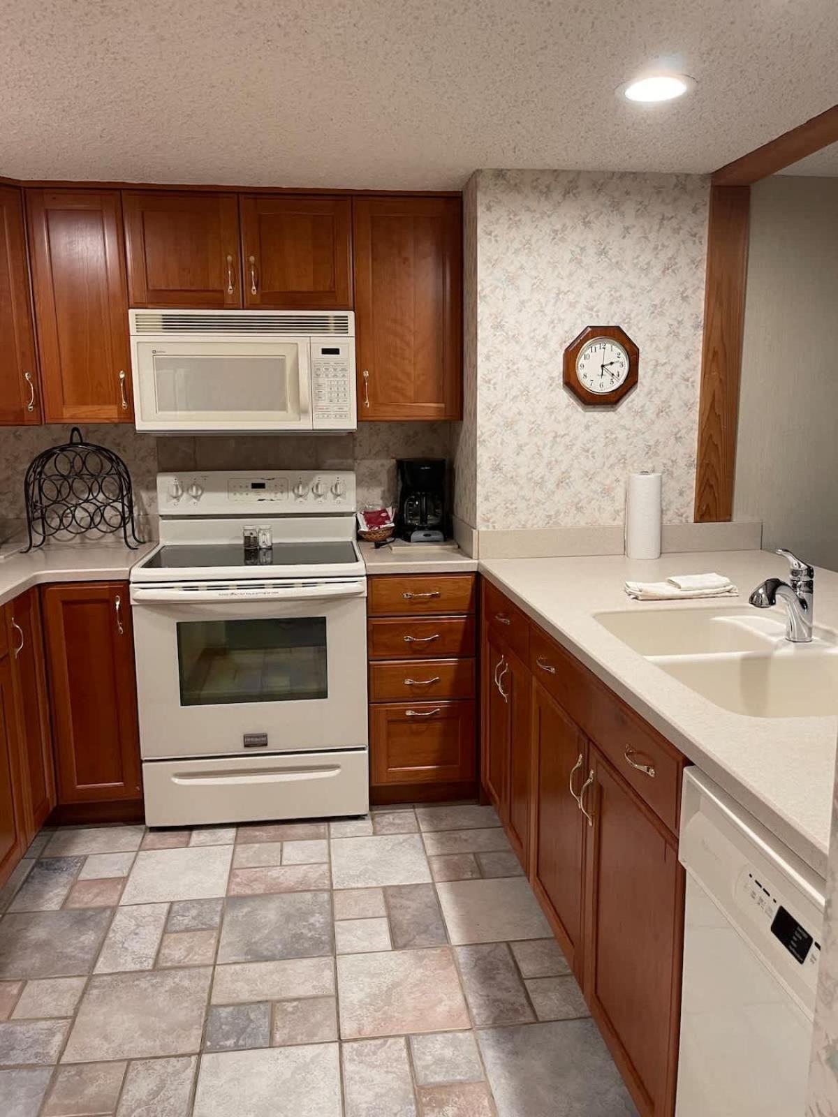 Top Floor Luxury, Sauna, Private Pool, Lake Bellaire Beach, 5 Beds, 4 Full Bath Kültér fotó