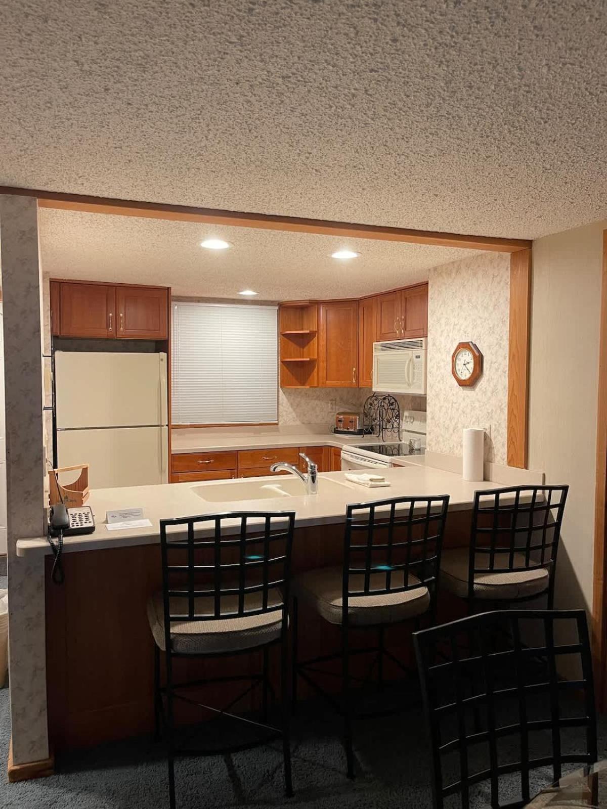 Top Floor Luxury, Sauna, Private Pool, Lake Bellaire Beach, 5 Beds, 4 Full Bath Kültér fotó